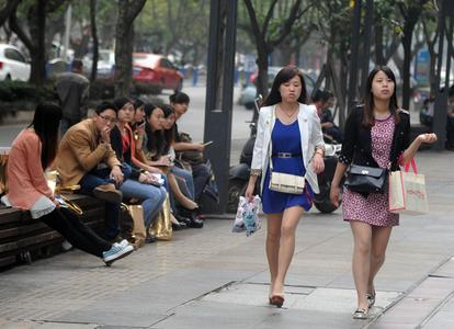 老年游客到住户家厨房门口撒尿